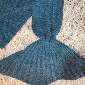 Mermaid tail knit blanket